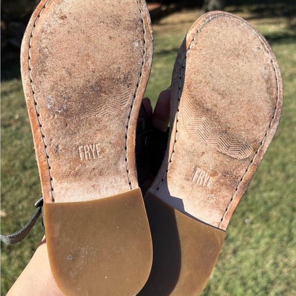 Frye Avery Stud Black Leather Thong Sandal Size 7.5 - Picture 8 of 8